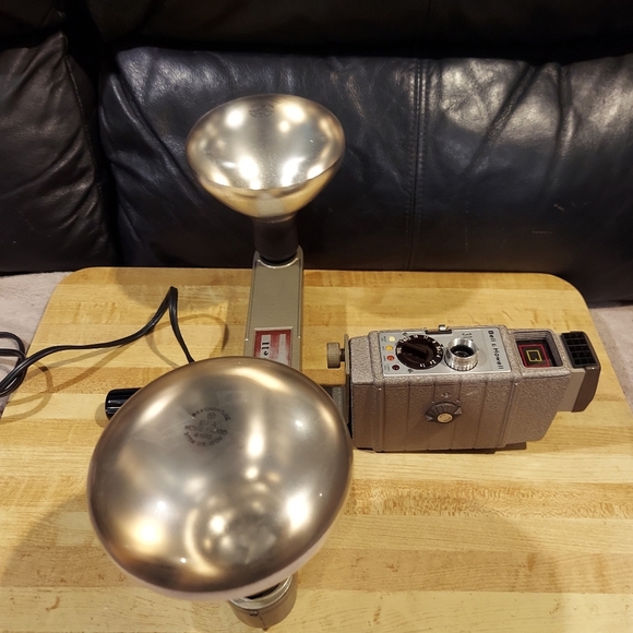 1950S BELL & HOWELL 8MM CAMERA & HAND-HELD LIGHT BAR FOR INDOOR PROJECTOR MOVIES - Picture 4 of 14